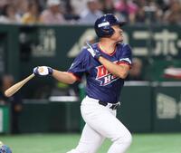 　１回、先制適時打を放つ福留孝介氏（撮影・石井剣太郎）