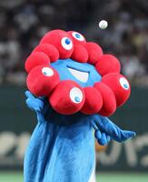 　始球式に臨むミャクミャク（撮影・石井剣太郎）