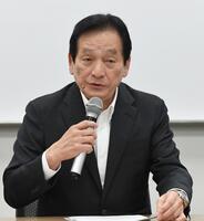 　会見する鈴木清明理事長（広島）＝代表撮影