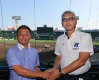 　健闘を誓う京都国際・小牧憲継監督（左）と健大高崎・青柳博文監督（撮影・西田忠信）