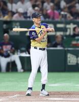 　７回、打席に立つ川藤幸三前阪神ＯＢ会長（撮影・石井剣太郎）