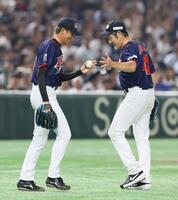 　７回、ドリーム・ヒーローズの能見篤史氏（左）に交代する下柳剛氏（撮影・石井剣太郎）