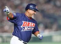 　４回、３ランを放つドリーム・ヒーローズのラミレス氏（撮影・石井剣太郎）