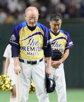 　長嶋茂雄さんに黙祷を捧げる阪神・川藤幸三前ＯＢ会長（右）＝撮影・石井剣太郎