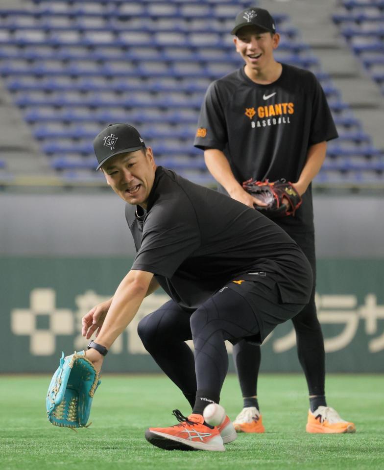 　戸郷（右）らと練習する田中将（撮影・吉澤敬太）