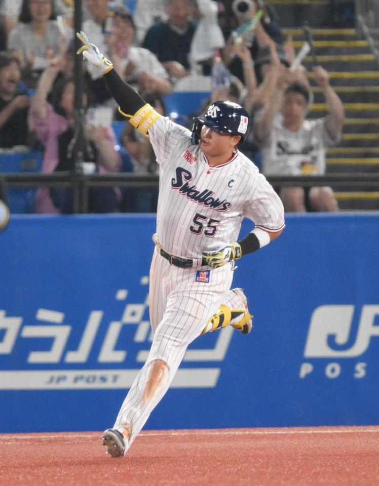 　５回、２ランを放ち、ライトスタンドを指さす村上（撮影・伊藤笙子）