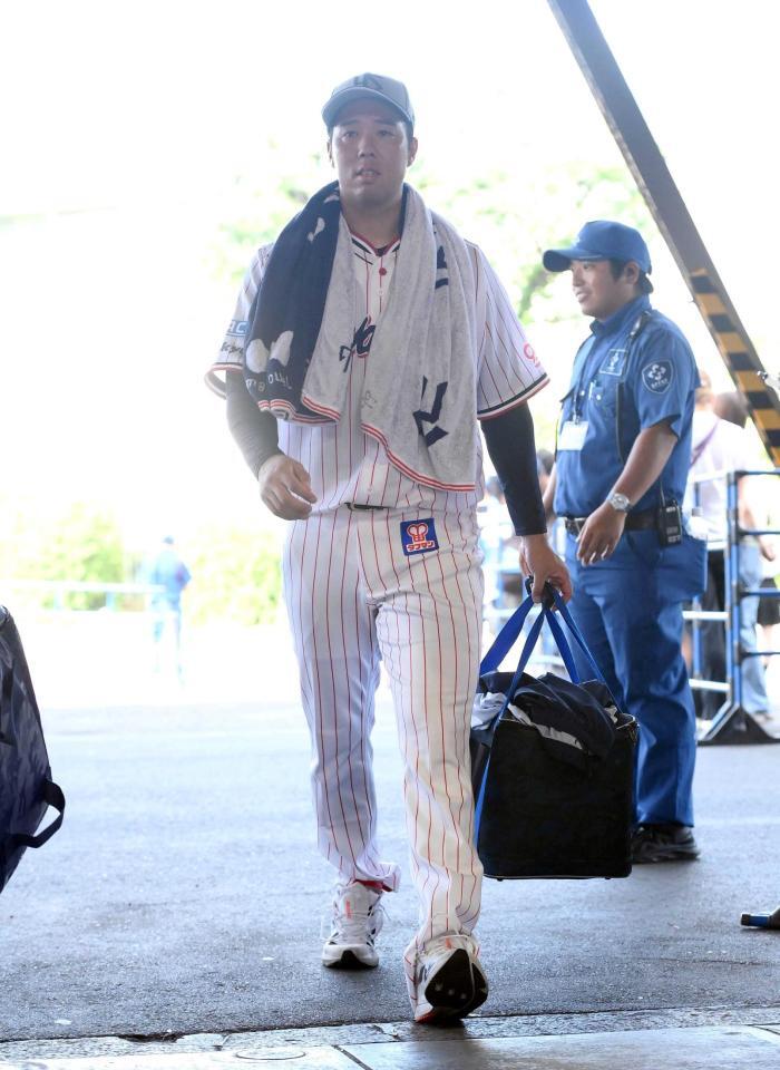 元阪神・青柳晃洋 ヤクルトユニ披露「（しっくり）くるわけない