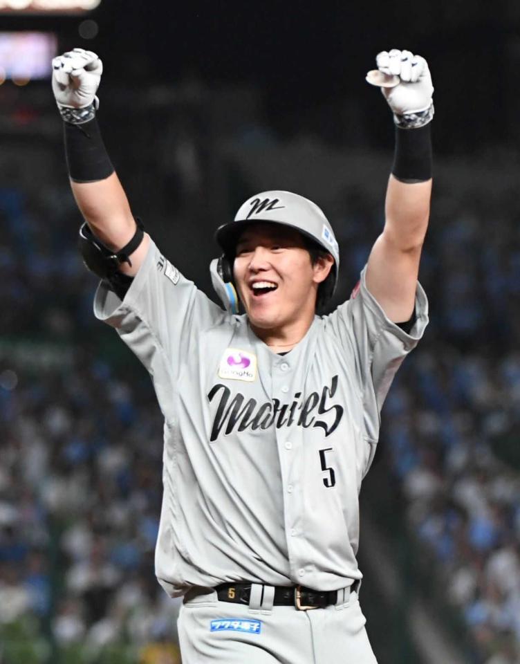 　９回、勝ち越し適時打を放った安田（撮影・佐藤厚）