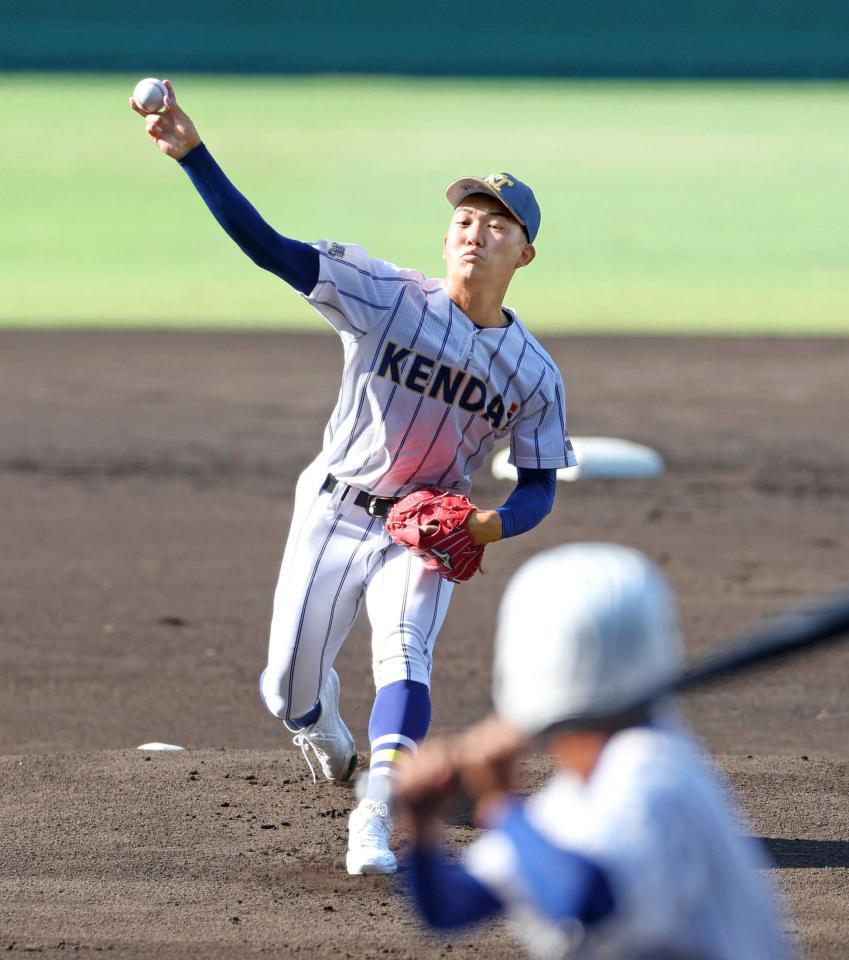 　打席に打者を立たせ、投球練習をする健大高崎・石垣元（撮影・中田匡峻）