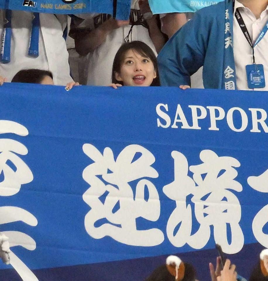 　レフトスタンドから日本ハムを応援する牧野真莉愛＝６月１８日