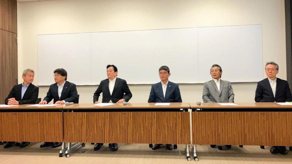 　会見に臨むセ・リーグの理事たち（撮影・田中政行）