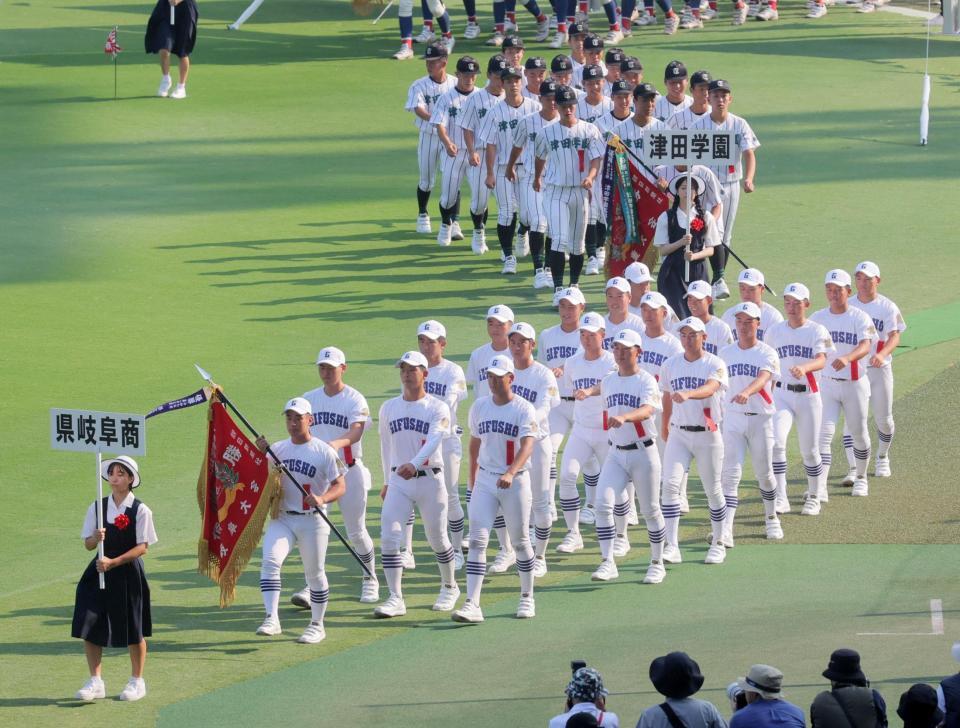 　開会式リハーサルで行進する県岐阜商ナイン
