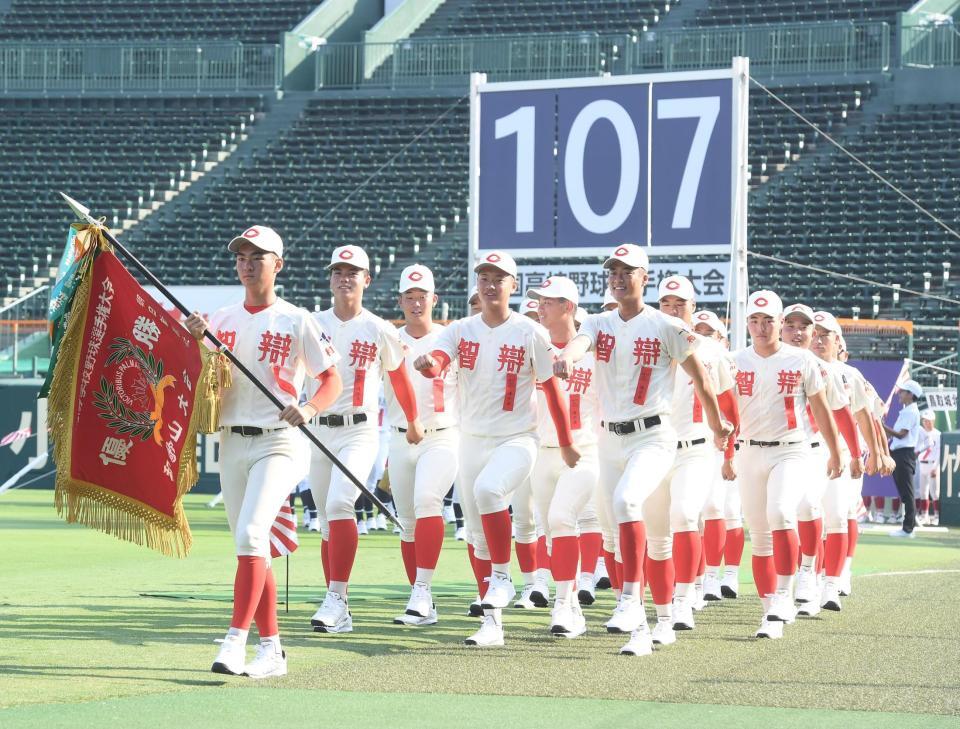 　リハーサルで行進する智弁和歌山ナイン（撮影・西田忠信）