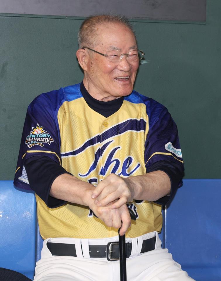 　笑顔を見せる張本勲氏（撮影・石井剣太郎）