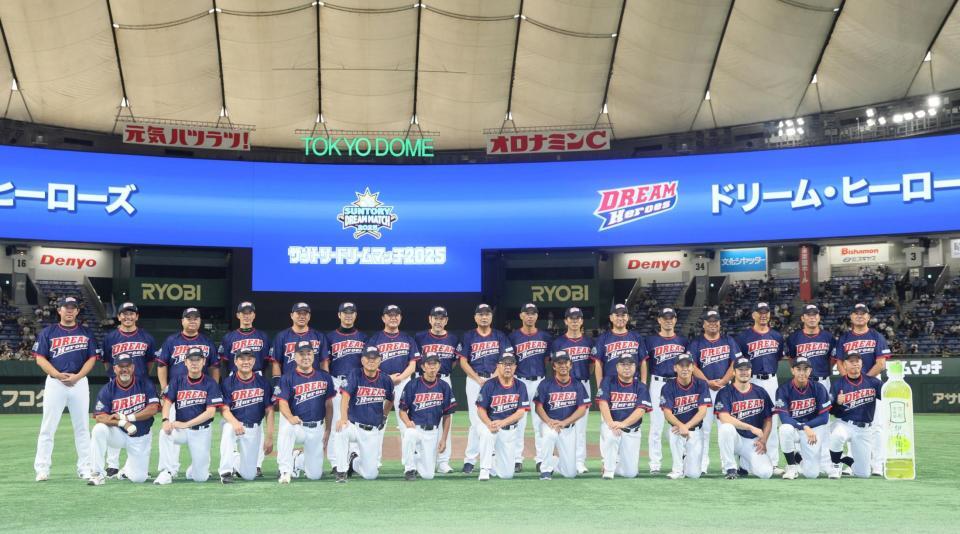 　記念撮影するドリーム・ヒーローズ（撮影・石井剣太郎）