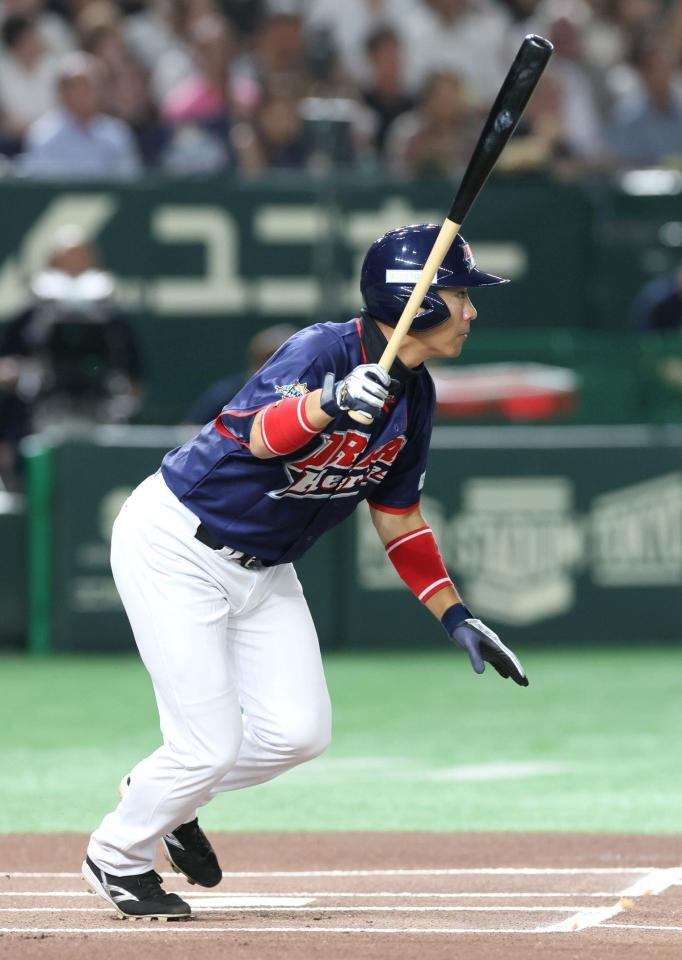 　１回、安打を放つ西岡剛氏（撮影・石井剣太郎）