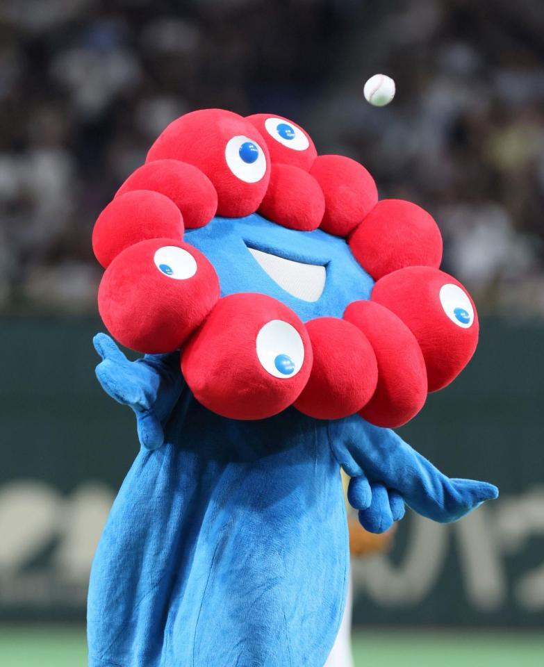 　始球式に臨むミャクミャク（撮影・石井剣太郎）