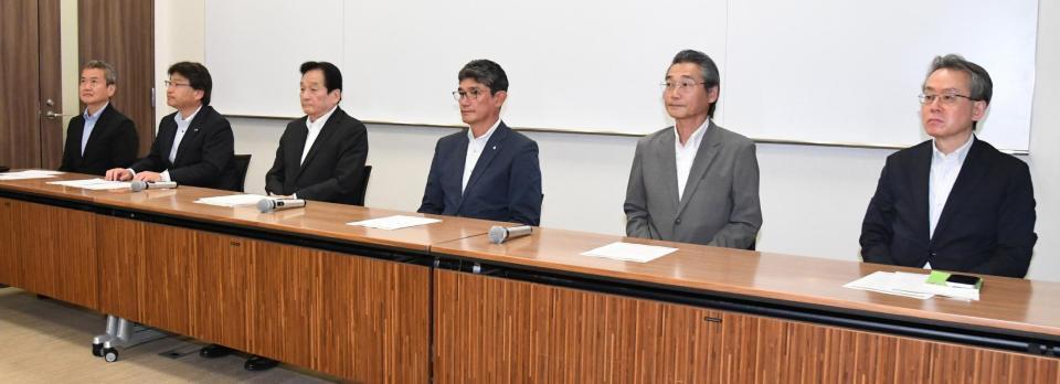 　会見する（左から）朝田憲祐理事（中日）、岡崎真也理事（ヤクルト）、鈴木清明理事長（広島）、三原一晃理事（ＤｅＮＡ）、嶌村聡理事（阪神）、星春海理事（巨人）＝代表撮影