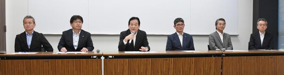 　会見する（左から）朝田憲祐理事（中日）、岡崎真也理事（ヤクルト）、鈴木清明理事長（広島）、三原一晃理事（ＤｅＮＡ）、嶌村聡理事（阪神）、星春海理事（巨人）＝代表撮影