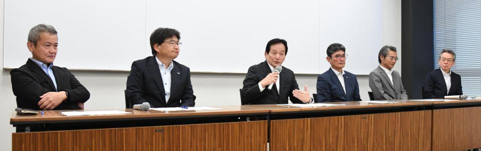 　会見する（左から）朝田憲祐理事（中日）、岡崎真也理事（ヤクルト）、鈴木清明理事長（広島）、三原一晃理事（ＤｅＮＡ）、嶌村聡理事（阪神）、星春海理事（巨人）＝代表撮影