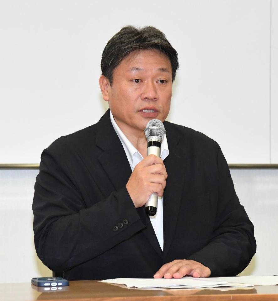 　会見するＮＰＢの中村勝彦事務局長（代表撮影）