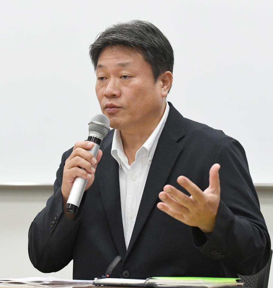 　会見するＮＰＢの中村勝彦事務局長（代表撮影）