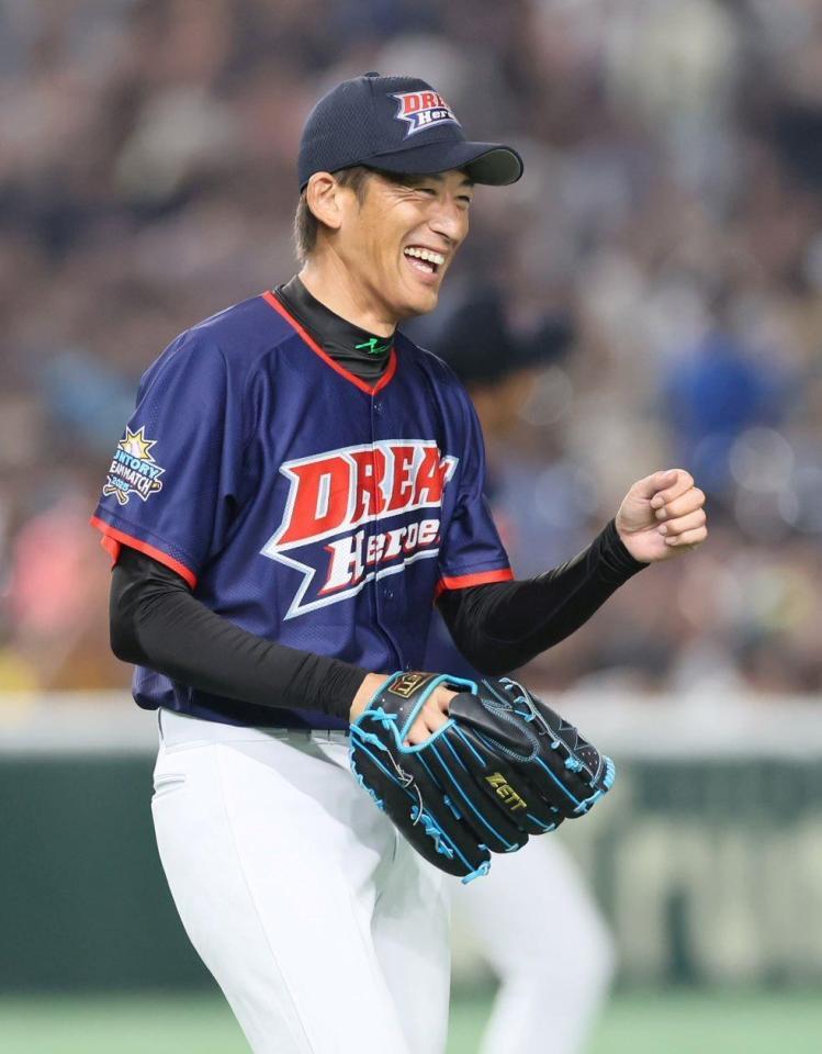 　１回、得点を許さず投げ終え笑顔の能見篤史氏（撮影・石井剣太郎）