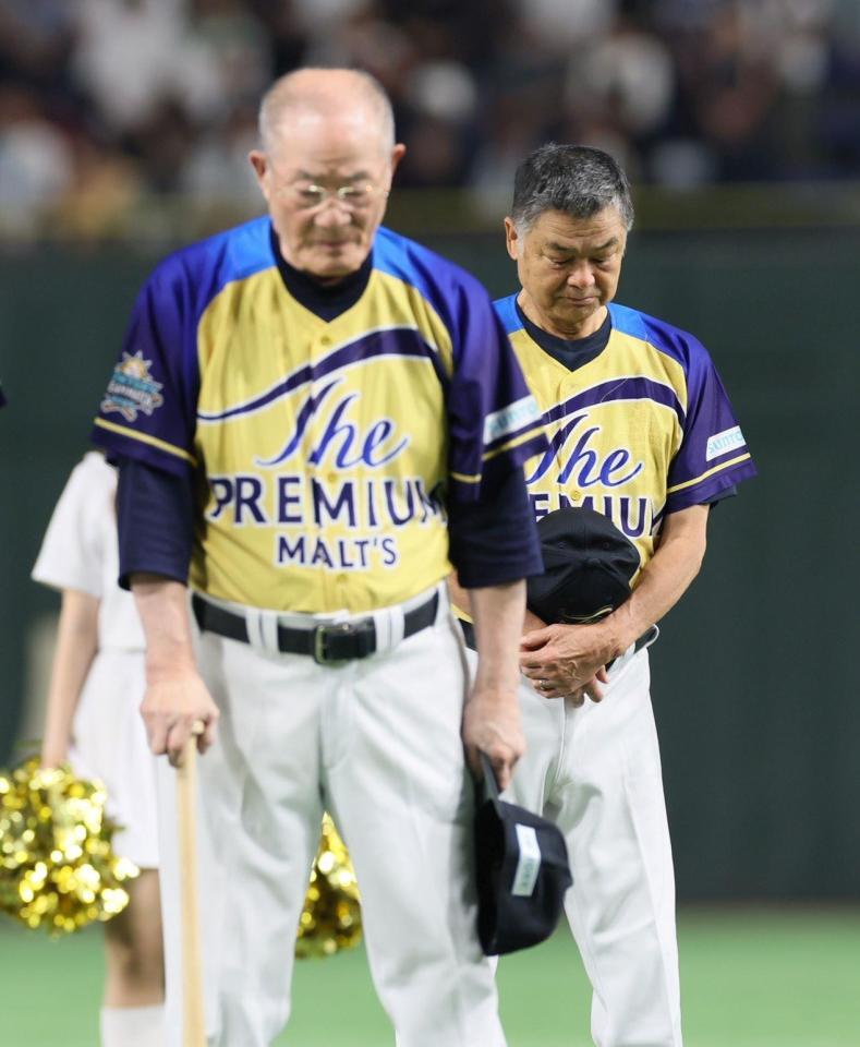 　長嶋茂雄さんに黙祷を捧げる阪神・川藤幸三前ＯＢ会長（右）＝撮影・石井剣太郎