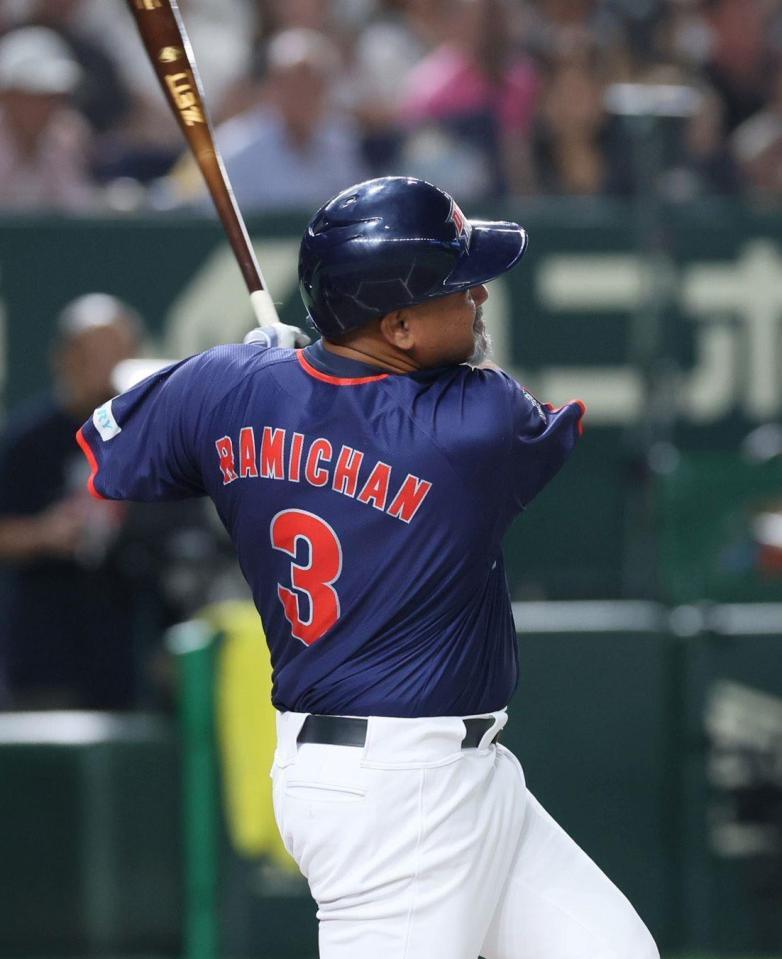 　４回、３ランを放つドリーム・ヒーローズのラミレス氏（撮影・石井剣太郎）