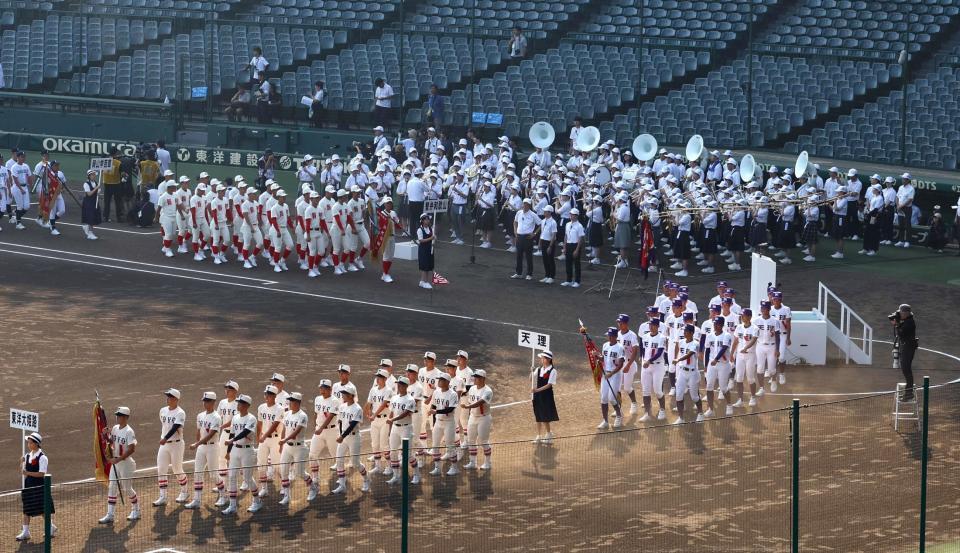 　日差しを考慮し、ブラスバンドの生徒は１塁ベンチ前で演奏する（撮影・山口登）