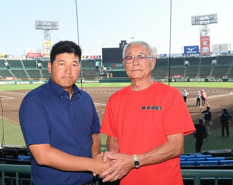 　健闘を誓う宮崎商・橋口光朗監督（左）と開星・野々村直通監督（撮影・西田忠信）