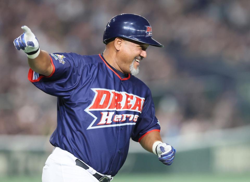 　４回、３ランを放つドリーム・ヒーローズのラミレス氏（撮影・石井剣太郎）