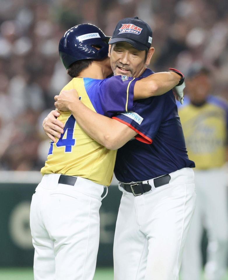 　７回、四球を与えたドリーム・ヒーローズの下柳剛氏（右）と抱き合うザ・プレミアム・モルツ球団の桧山進次郎氏（撮影・石井剣太郎）