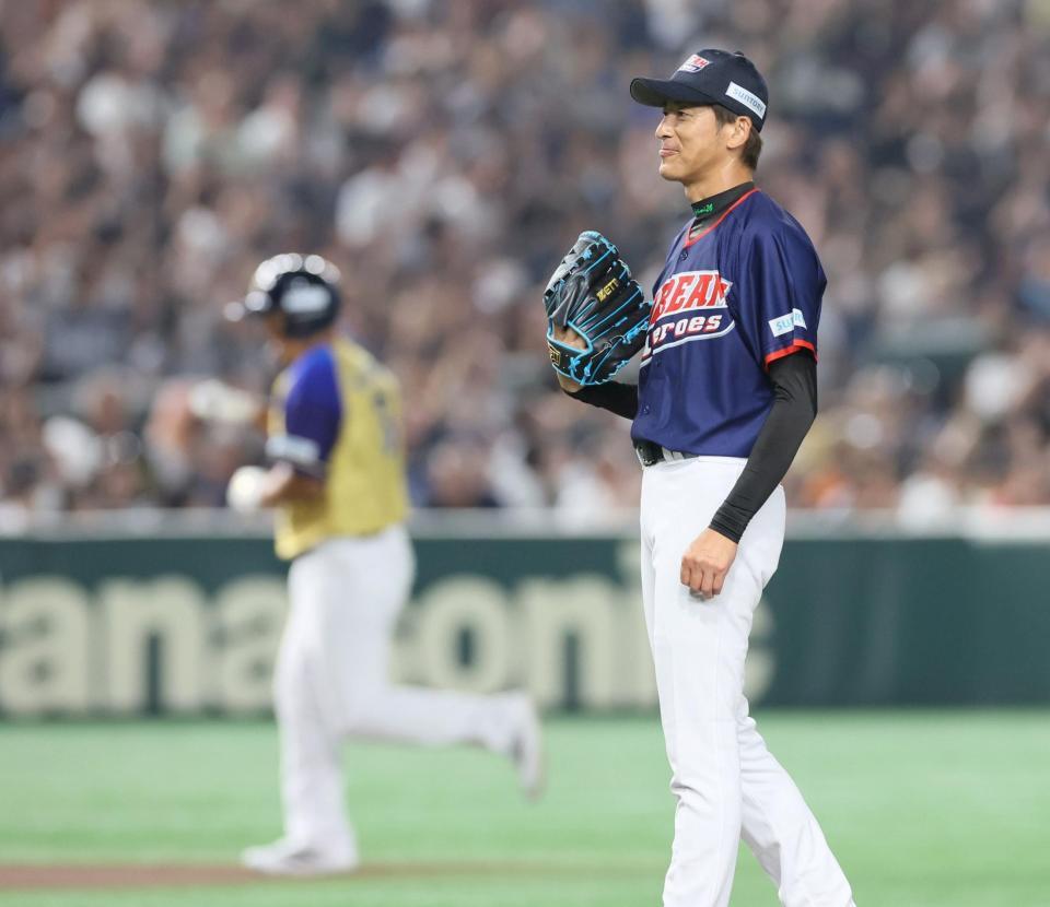 　９回、ザ・プレミアム・モルツ球団の中島氏（奥）に同点２ランを許したドリーム・ヒーローズの能見篤史氏（撮影・石井剣太郎）