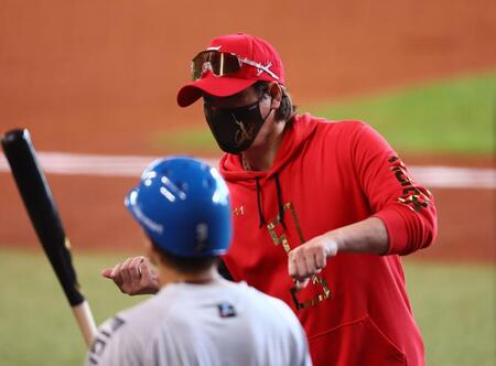 　試合前、中島（手前）にアドバイスをする新庄監督（撮影・中島達哉）