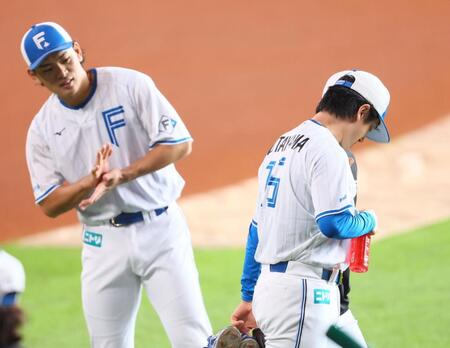 　新しい背番号「１５」のユニホームで姿を見せる北山（左は背番号をのぞく野村）＝撮影・中島達哉