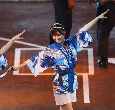 　夏祭りの法被を着て登場したファイターズガールの工藤心優さん（撮影・中島達哉）