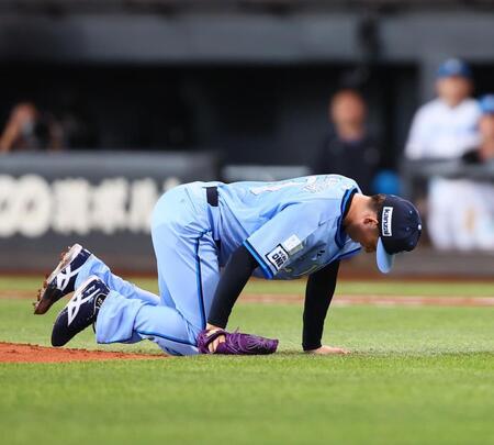 西武　武内がアクシデントで緊急降板　五十幡の打球が右足首付近に当たる　マウンドで倒れ込み打球を追えず