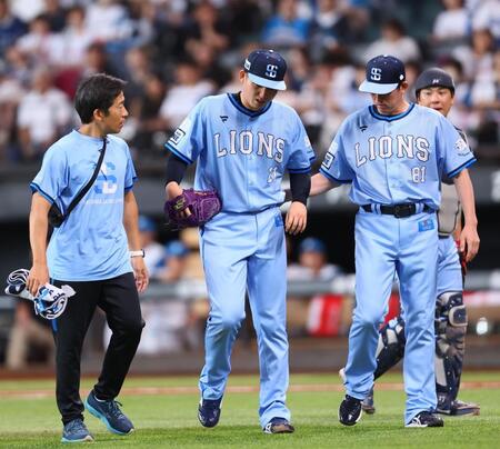 　４回、五十幡の打球が直撃し、苦悶（くもん）の表情を浮かべながらベンチに下がる武内（中央）＝撮影・中島達哉