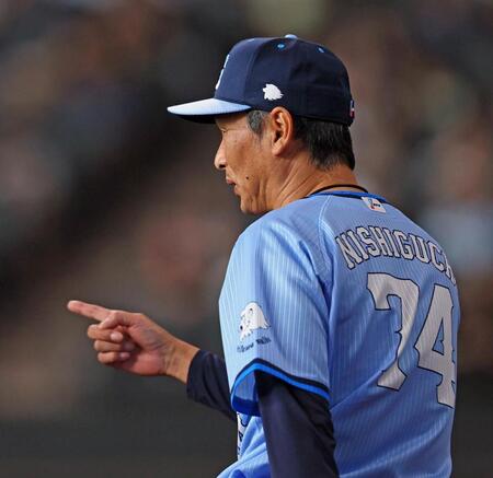 　４回、武内の交代を告げる西口監督（撮影・中島達哉）