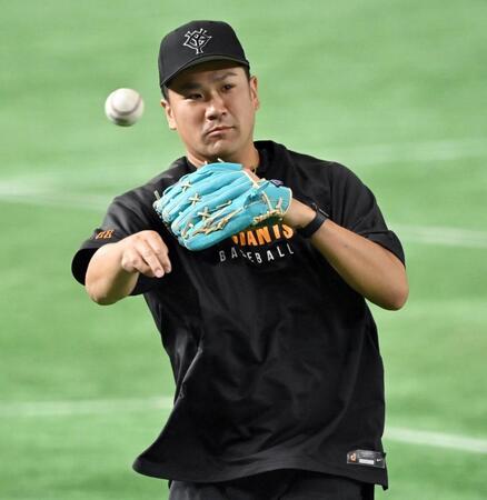 　試合前、守備練習する田中将