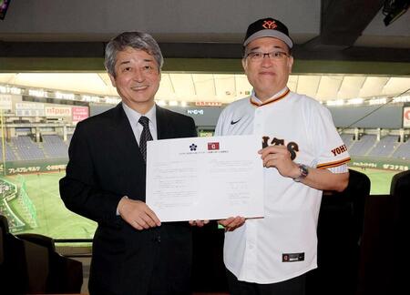 　スポーツ振興に関する協定を締結した国松徹球団社長（左）と立川市の酒井大史市長