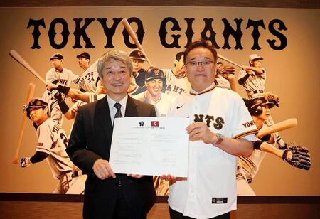 　スポーツ振興に関する協定を締結した国松徹球団社長（左）と立川市の酒井大史市長