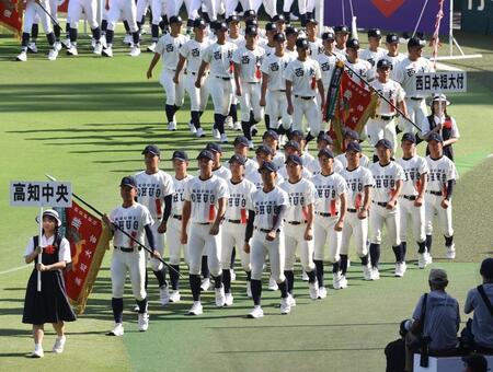 【写真】高知中央のＰＬ学園風ユニにファン沸く　字体＆帽子は「似せてますね」と山野監督
