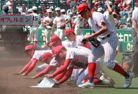 　砂を拾い集める高知中央ナイン＝２０２３年８月