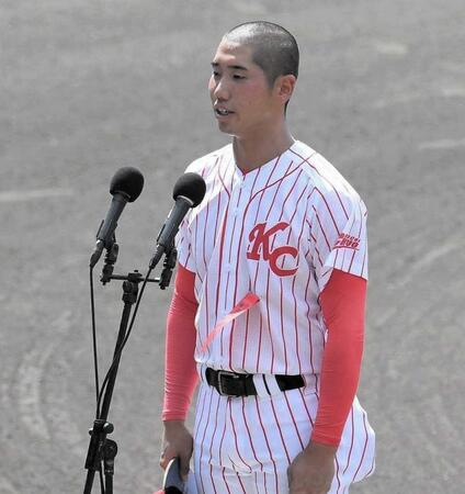 　２０２３年時の高知中央ユニホーム。白地に赤のピンストライプでアンダーシャツも赤