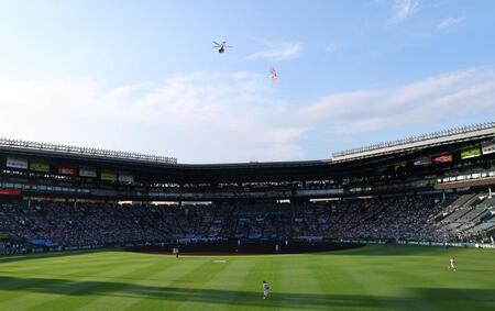 夏の甲子園　ヘリコプターが始球式のボールを落とせないハプニング　強烈な浜風で再旋回　スタンドから手拍子＆「もう一回」コール