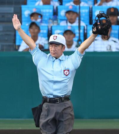 【写真】酷暑の甲子園　審判員も涼しげスタイルでゲームをさばく　白帽子＆白シューズ着用