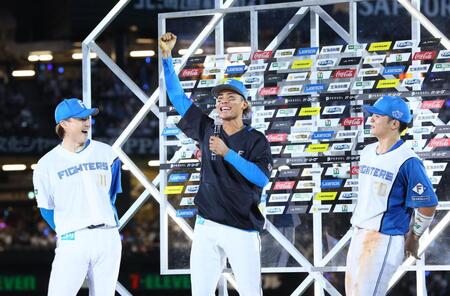 　お立ち台で笑顔を見せる（左から）山崎、水谷、郡司（撮影・中島達哉）