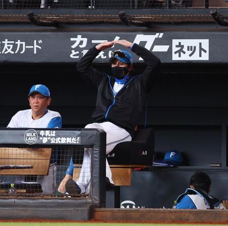 　８回から登板し、三者凡退に抑えた金村に「○ポーズ」をする新庄監督（右）＝撮影・中島達哉